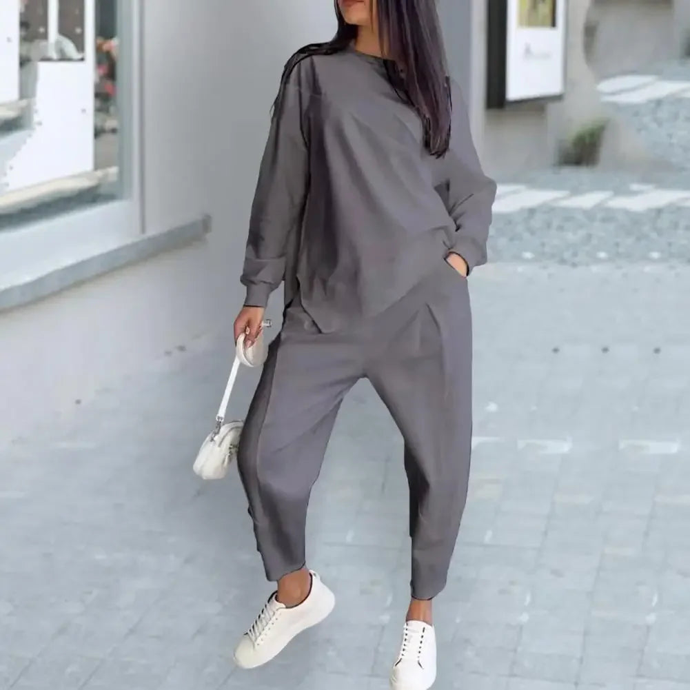 Eva | Conjunto con sudadera de corte asimétrico y pantalones de chándal con bolsillos