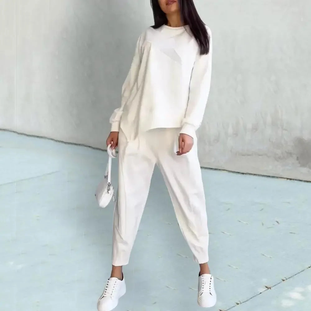 Eva | Conjunto con sudadera de corte asimétrico y pantalones de chándal con bolsillos