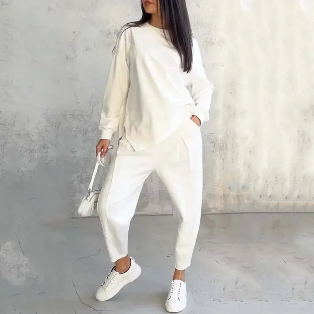 Eva | Conjunto con sudadera de corte asimétrico y pantalones de chándal con bolsillos