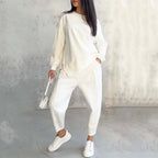Eva | Conjunto con sudadera de corte asimétrico y pantalones de chándal con bolsillos