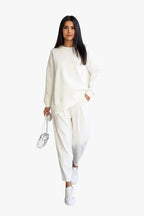 Eva | Conjunto con sudadera de corte asimétrico y pantalones de chándal con bolsillos